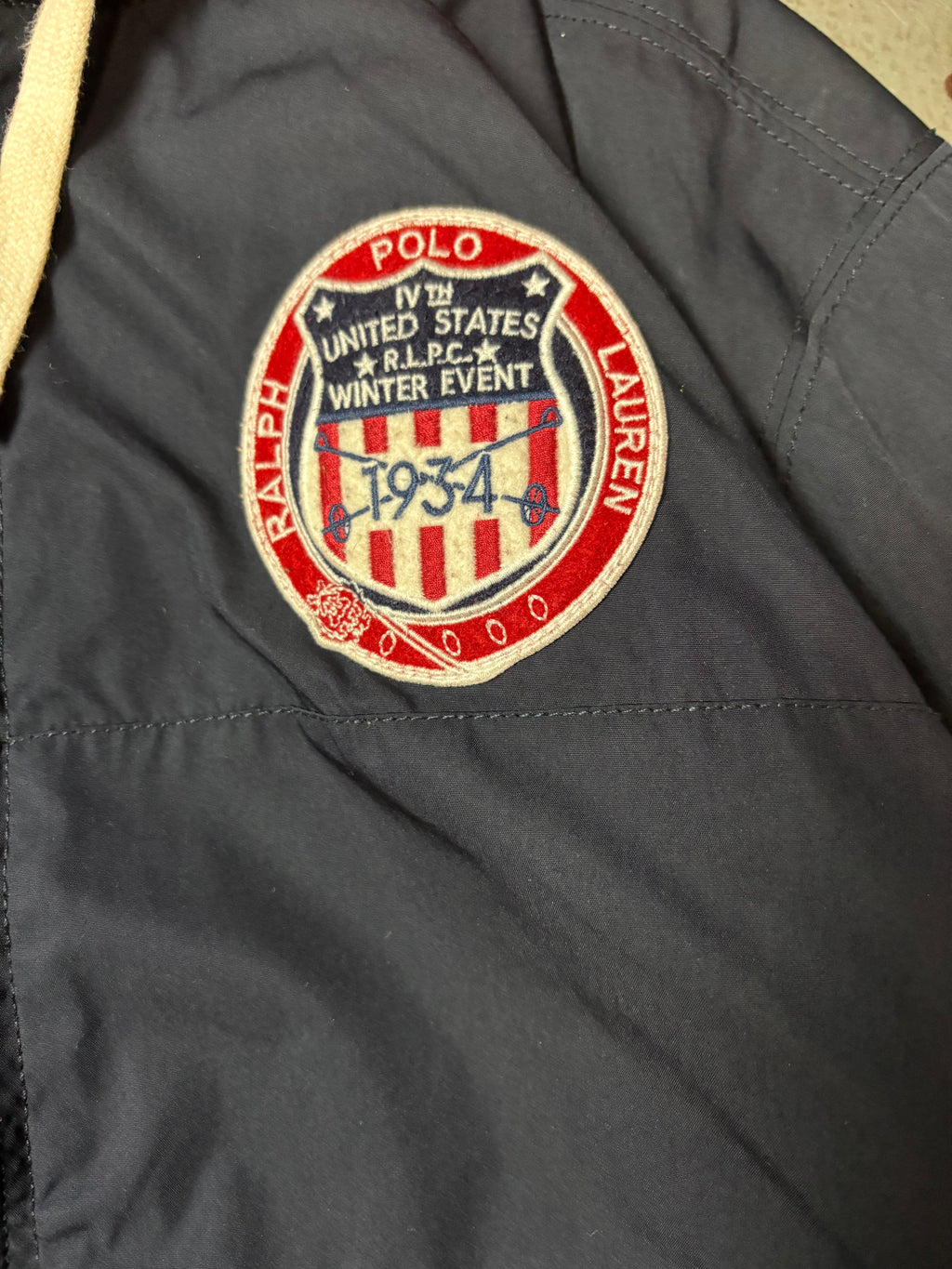 Nahaufnahme des gestickten RLPC Winter Event 1934 Patches der Vintage Ralph Lauren Archive Jacke