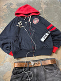 Vintage Polo Ralph Lauren Team USA Jacke in Navy und Rot. Frontansicht der Archive Track Jacket im Flatlay mit Jeans.