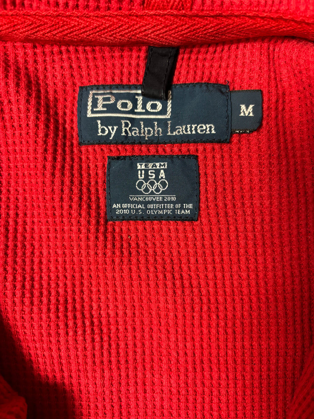 Originales Vintage Necktag der Polo Ralph Lauren Team USA Vancouver 2010 Kollektion, Größe M auf rotem Waffelstrick-Innenfutter.