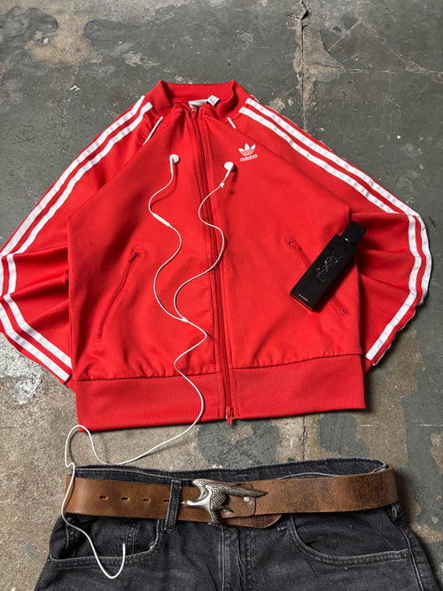 Rote Vintage Adidas Originals Firebird Trainingsjacke mit weißen Stripes und Trefoil Logo, Y2K Blokecore Frontansicht.