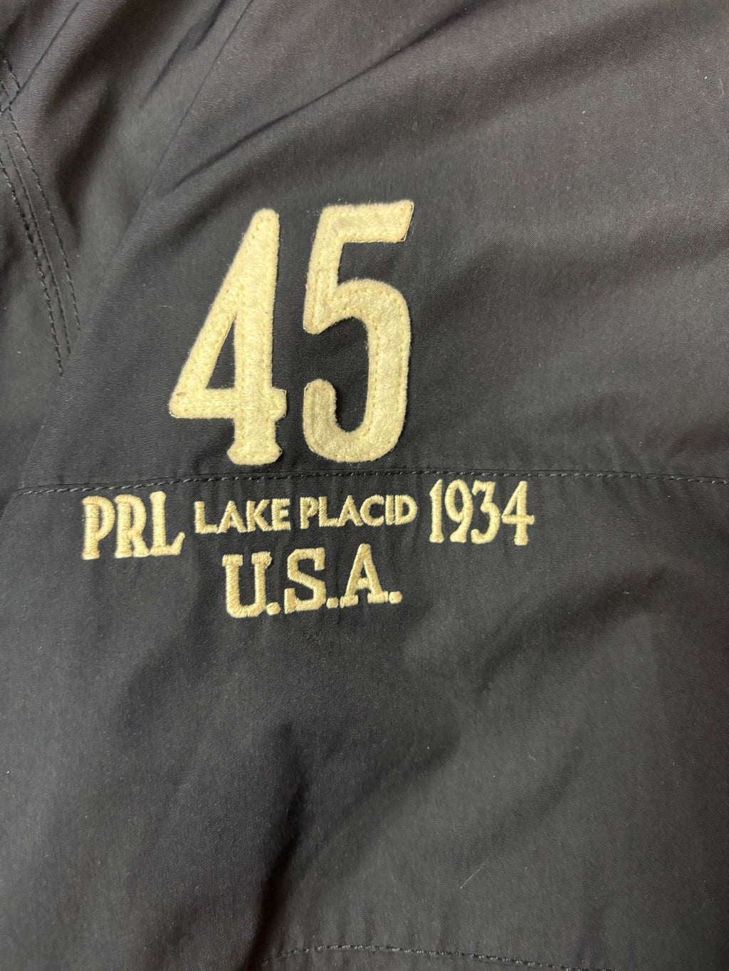 Detailansicht der PRL Lake Placid 1934 USA Stickerei auf der Vintage Polo Ralph Lauren Team USA Jacke.