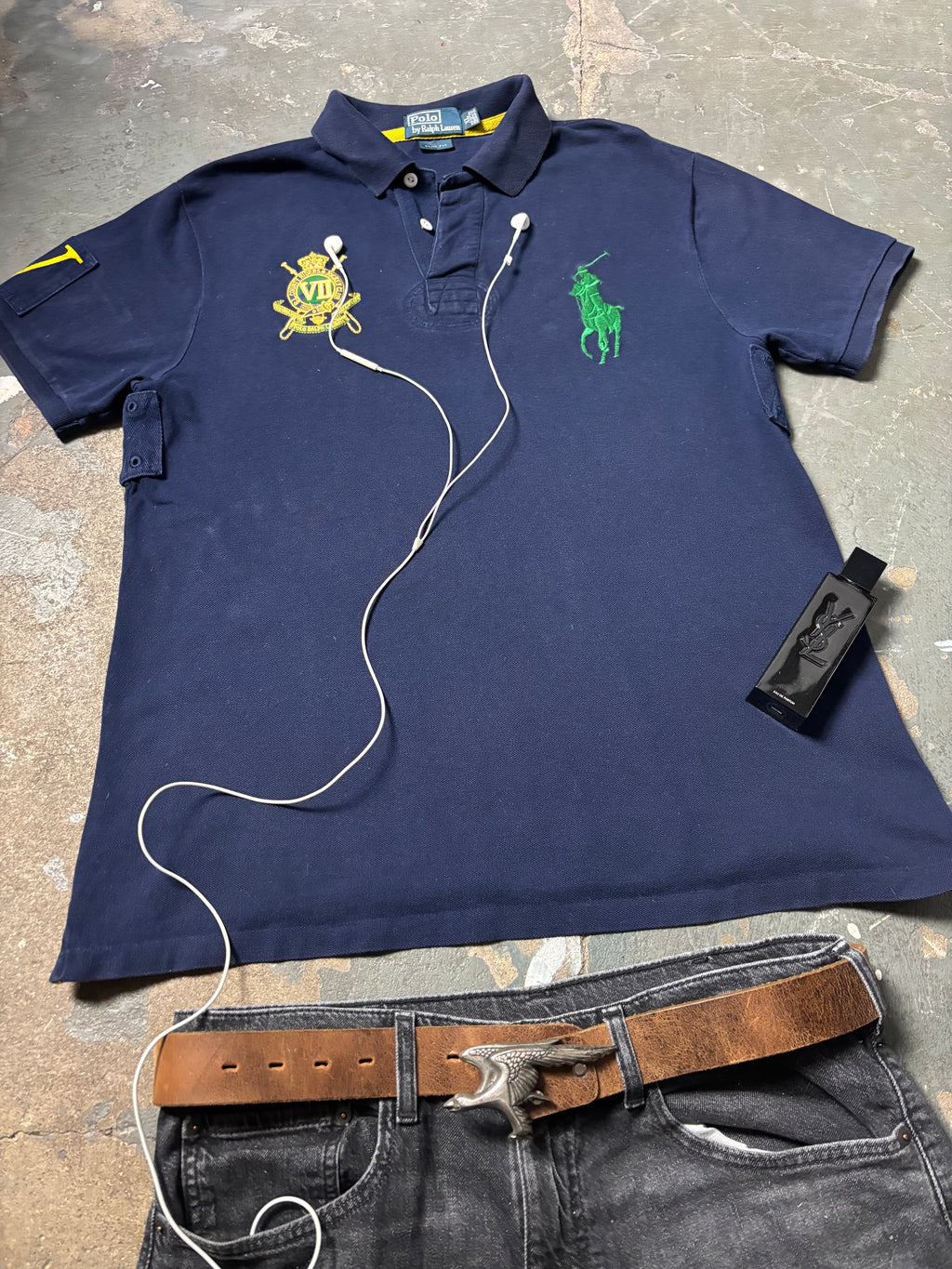 Auf dem Boden liegendes Ralph Lauren Polo Outfit Kombination Chief Keef Style