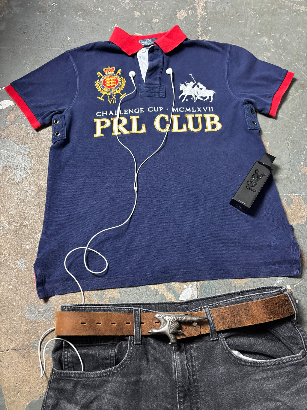 Auf dem Boden liegendes Ralph Lauren Polo Outfit Kombination Chief Keef Style