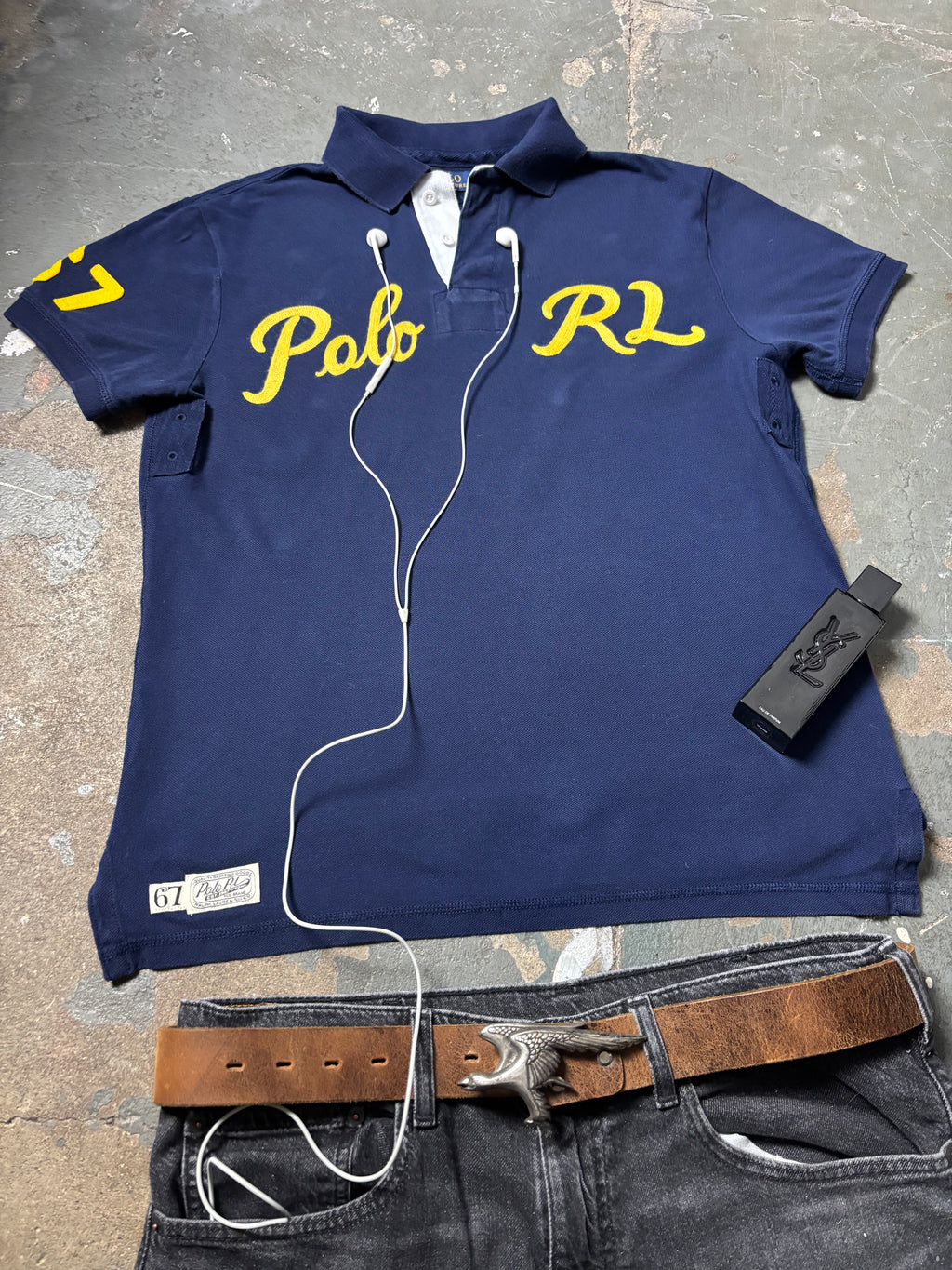 Auf dem Boden liegendes Ralph Lauren Polo Outfit Kombination Chief Keef Style