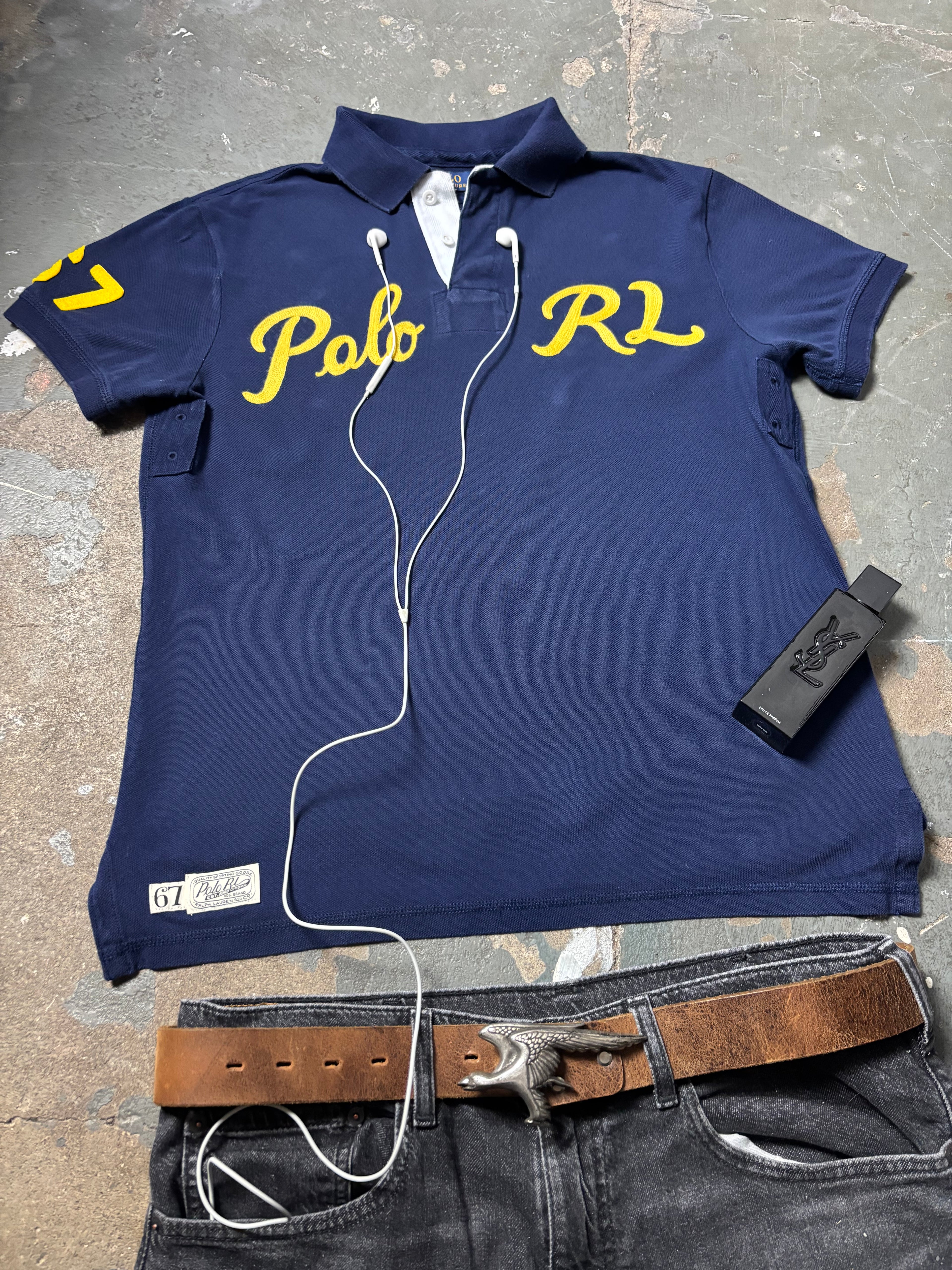 Auf dem Boden liegendes Ralph Lauren Polo Outfit Kombination Chief Keef Style